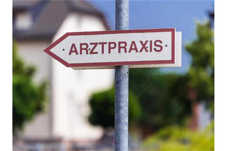Ein Schild „Arztpraxis“ steht an der Straße. Foto: Soeren Stache/dpa-Zentralbild/dpa/Symbolbild