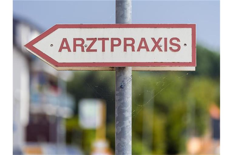 Ein Schild „Arztpraxis“ steht an der Straße. Foto: Soeren Stache/dpa-Zentralbild/ZB/Symbolbild