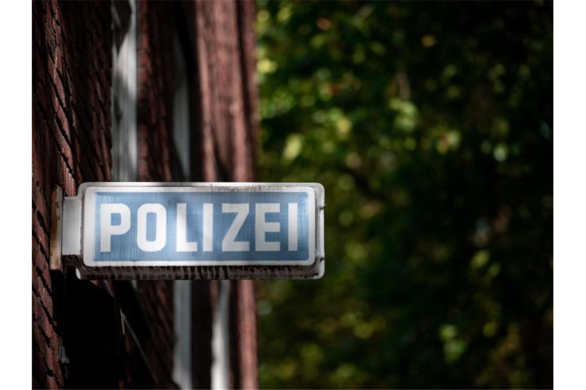 Katze in Winnenden stranguliert Ein Schild, auf dem „Polizei“ steht, hängt an einer Wache. Foto: Fabian Strauch/dpa/Symbolbild