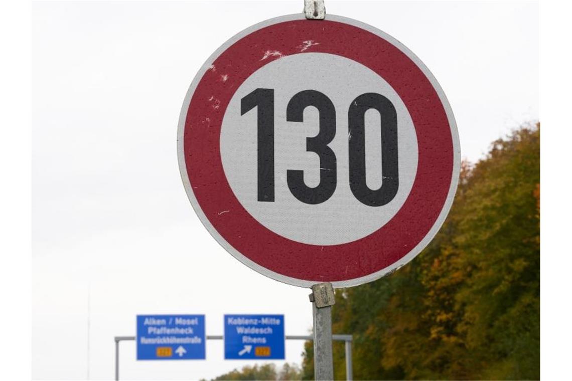Verkehrsclub: „Ampel“ soll Tempolimit noch einmal überdenken Ein Schild begrenzt das Tempo auf der Autobahn A61 bei Waldesch auf 130. Foto: Thomas Frey/dpa