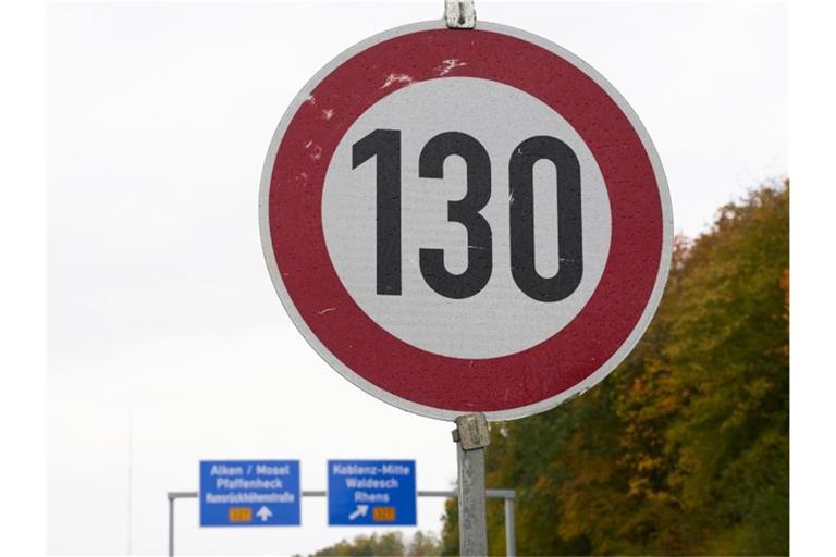 Ein Schild begrenzt das Tempo auf der Autobahn A61 bei Waldesch auf 130. Foto: Thomas Frey/dpa