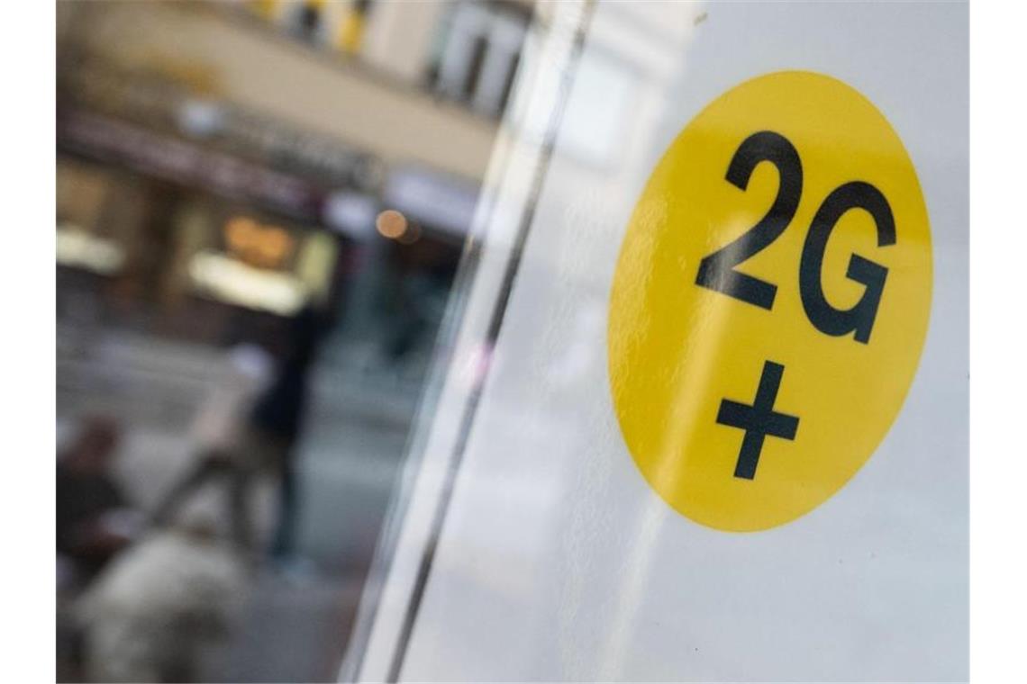 Umfrage: Mehrheit für Kontaktbeschränkungen für Ungeimpfte Ein Schild, das auf die 2G+-Regel hinweist, hängt an einem Kino in der Innenstadt. Foto: Marijan Murat/dpa