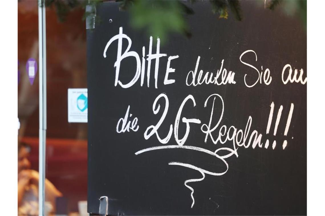 Sieben-Tage-Inzidenz übersteigt erstmals die 400er-Marke Ein Schild, das auf die 2G-Regeln hinweist, an einem Café in Bonn. Foto: Oliver Berg/dpa
