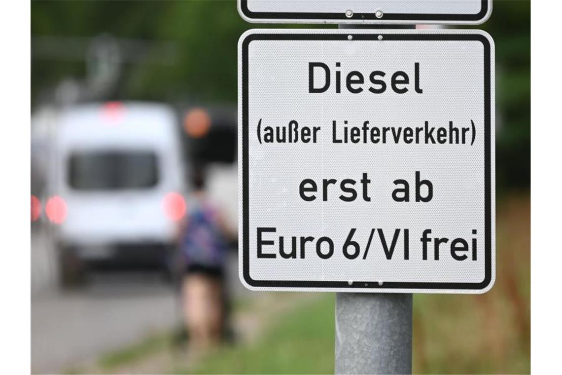Ein Schild, das auf ein Fahrverbot für Dieselfahrzeuge der Euronorm 5/V und schlechter hinweist, hängt an einem Mast. Foto: Marijan Murat/dpa/Archivbild