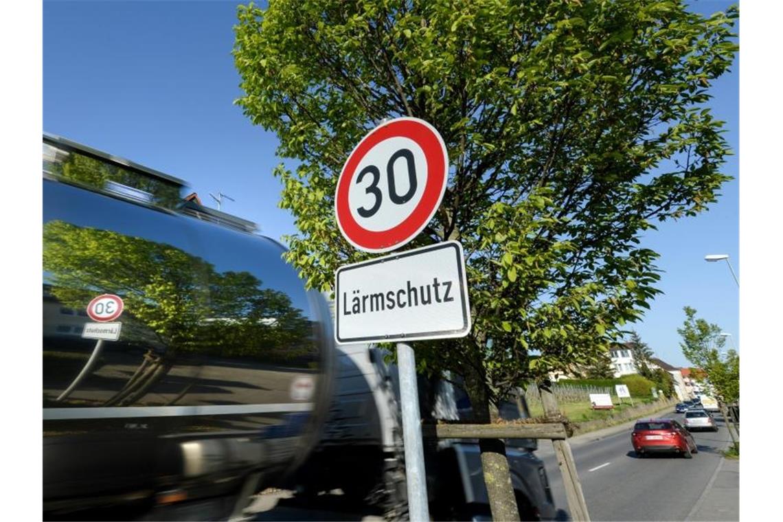 Ein Schild, das auf Tempo 30 und Lärmschutz hinweist. Foto: Felix Kästle/dpa/Symbolbild