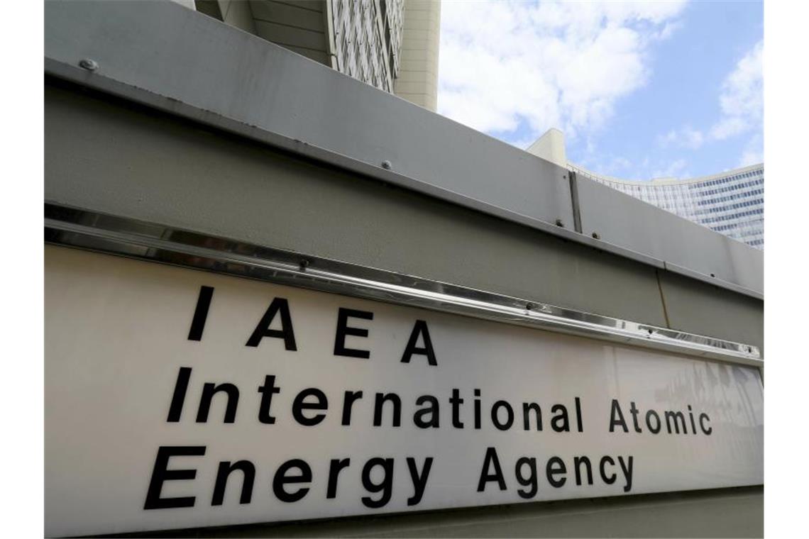 Ein Schild der „IAEA International Atomic Energy Agency“ am Eingang zur Internationalen Atomenergiebehörde in Wien. Foto: Ronald Zak/AP/dpa