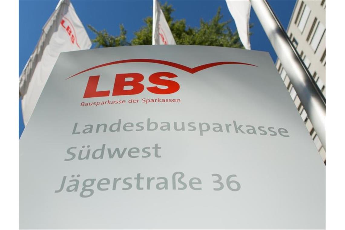 Ein Schild der LBS Südwest vor der Hauptverwaltung. Foto: Silas Stein/dpa/Archivbild