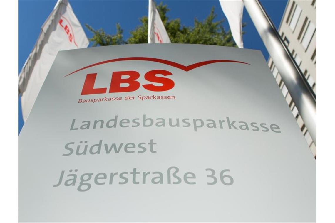 LBS Südwest verzeichnet hohe Nachfrage nach Bausparverträgen Ein Schild der LBS Südwest vor der Hauptverwaltung. Foto: Silas Stein/dpa/Archivbild