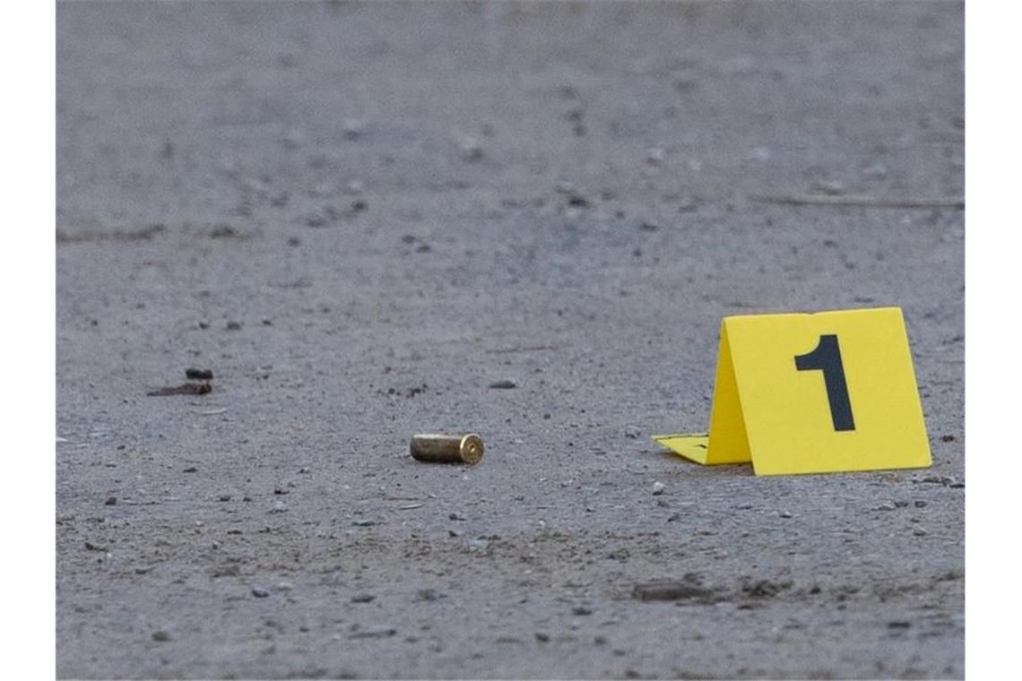 Ein Schild der Spurensicherung liegt auf dem Campus der Universität Heidelberg neben einer Patronenhülse. Foto: Sebastian Gollnow/dpa