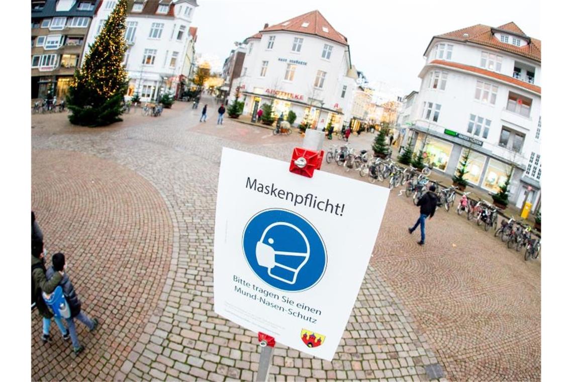Teil-Lockdown bis 10. Januar: Strengere Regeln zu Silvester? Ein Schild der Stadtverwaltung mit der Aufschrift Maskenpflicht! steht auf dem Julius-Moses-Platz in Oldenburg. Foto: Hauke-Christian Dittrich/dpa