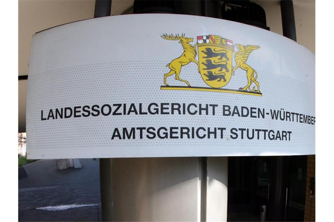 Scheinverträge mit Rumänen kommen Firma teuer zu stehen Ein Schild des Landessozialgerichts Stuttgart hängt vor dem Gerichtsgebäude. Foto: Bernd Weissbrod/dpa/Archiv