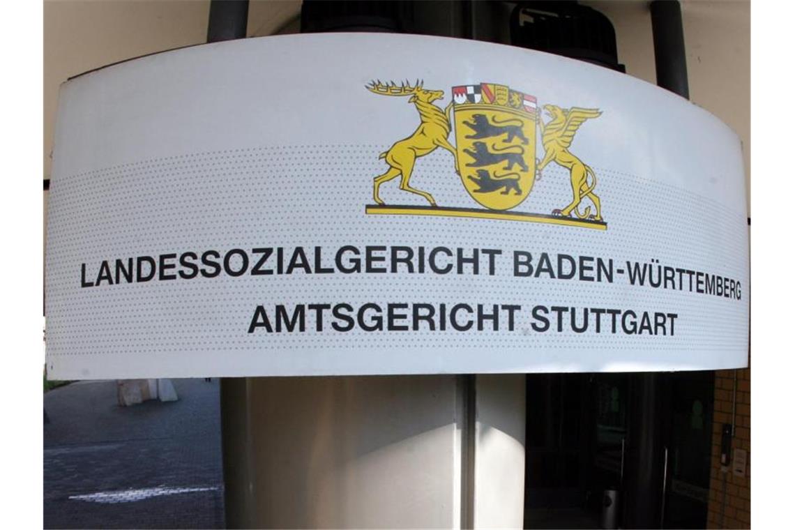 Ein Schild des Landessozialgerichts Stuttgart hängt vor dem Gerichtsgebäude. Foto: Bernd Weissbrod/dpa/Archivbild