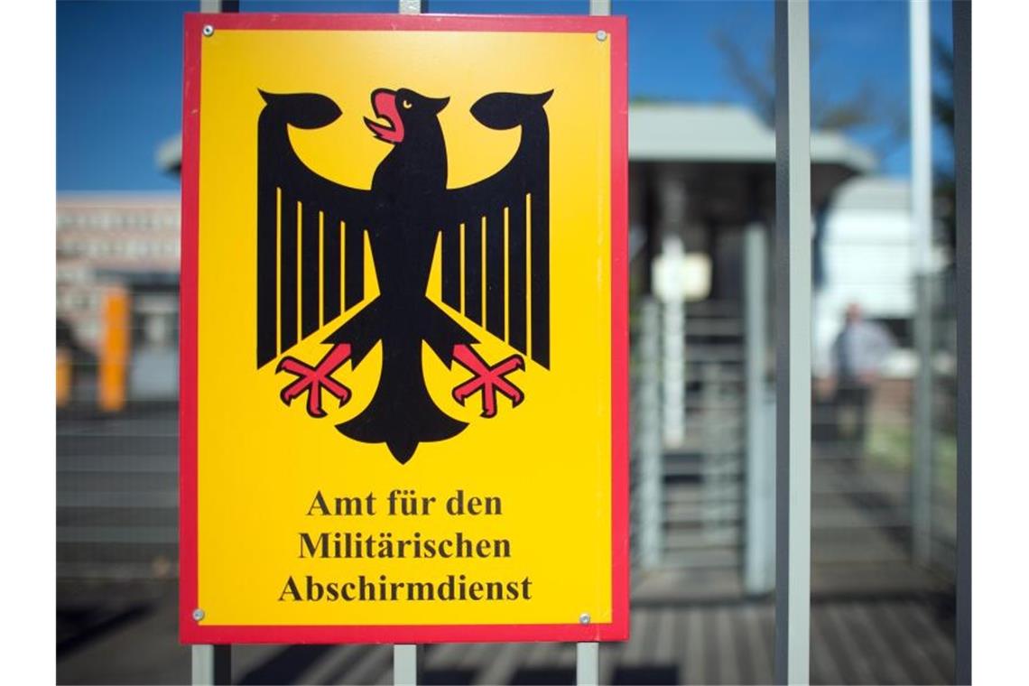 Ein Schild für das Amt für den Militärischen Abschirmdienst (MAD). Foto: picture alliance/dpa/Archivbild