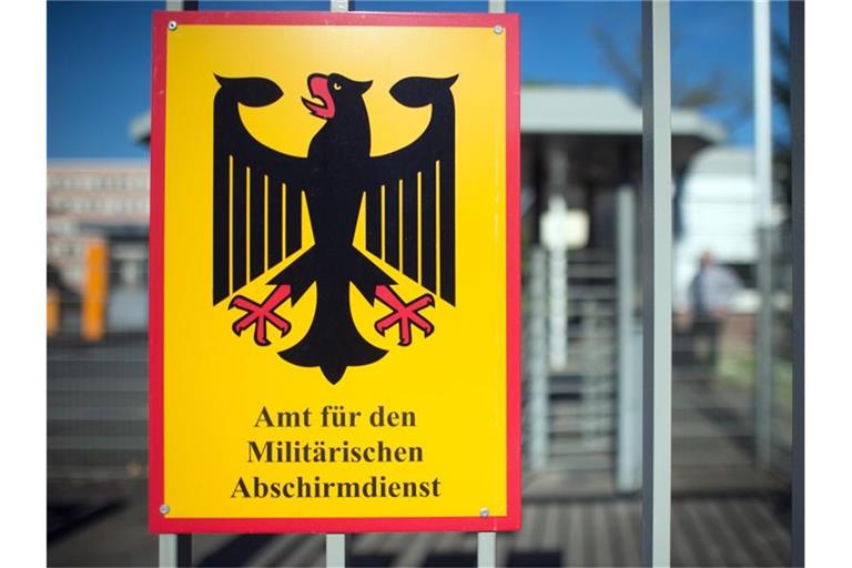 Ein Schild für das Amt für den Militärischen Abschirmdienst (MAD) hängt am Zaun einer Kaserne. Foto: picture alliance/dpa/Archivbild