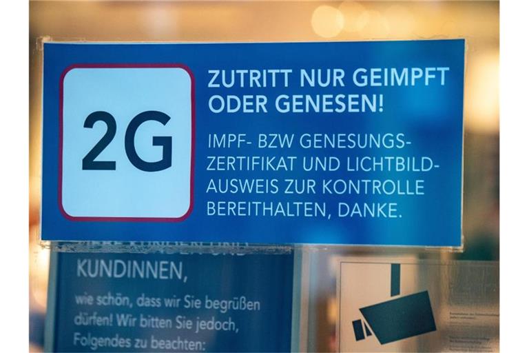Ein Schild für die Zugangsregeln nach der 2G-Regel. Foto: Stefan Sauer/dpa