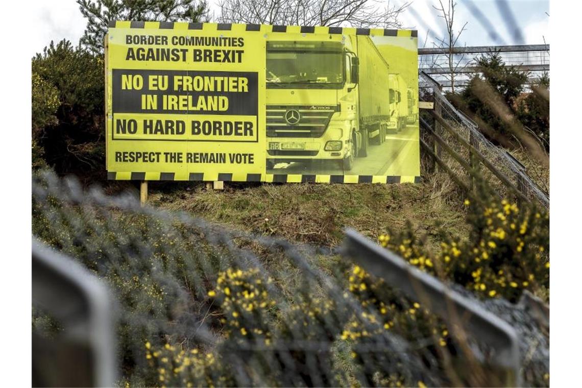 Ein Schild gegen den Austritt des Vereinigten Königreichs aus der EU an der Grenze zwischen Irland und Nordirland. Foto: Mariusz Smiejek