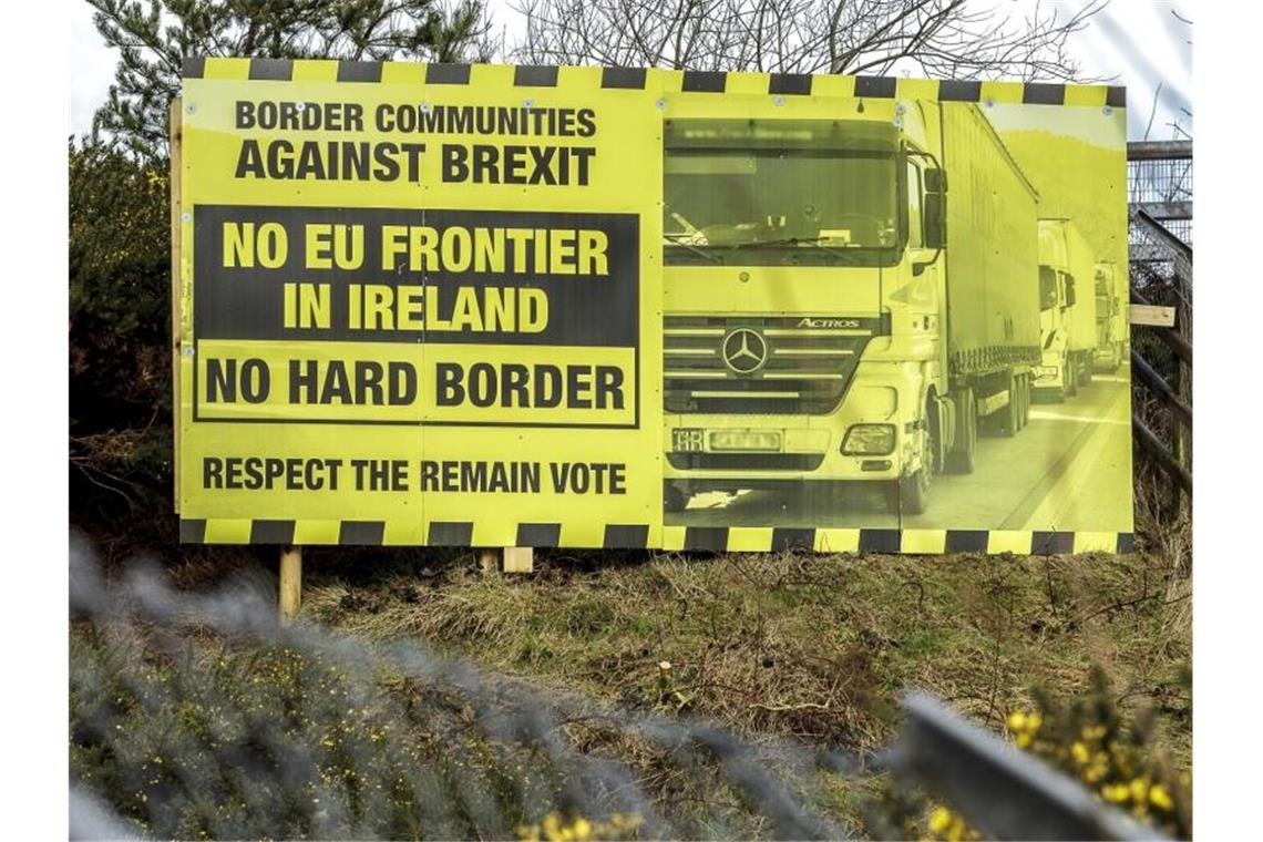 Ein Schild gegen den Austritt des Vereinigten Königreichs aus der EU an der Grenze zwischen Irland und Nordirland. Foto: dpa