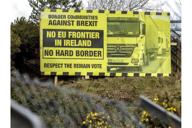 Ein Schild gegen den Brexit an der Grenze zwischen Irland und Nordirland. Foto: Mariusz Smiejek/dpa