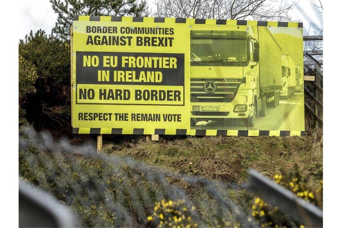 Ein Schild gegen den Brexit an der Grenze zwischen Irland und Nordirland. Foto: Mariusz Smiejek/dpa
