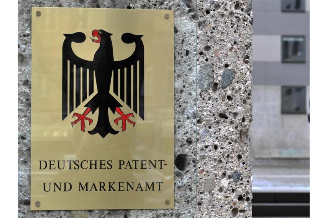 Ein Schild hängt am Eingang zum Deutschen Patent-und Markenamt. Foto: picture alliance / dpa/Archivbild