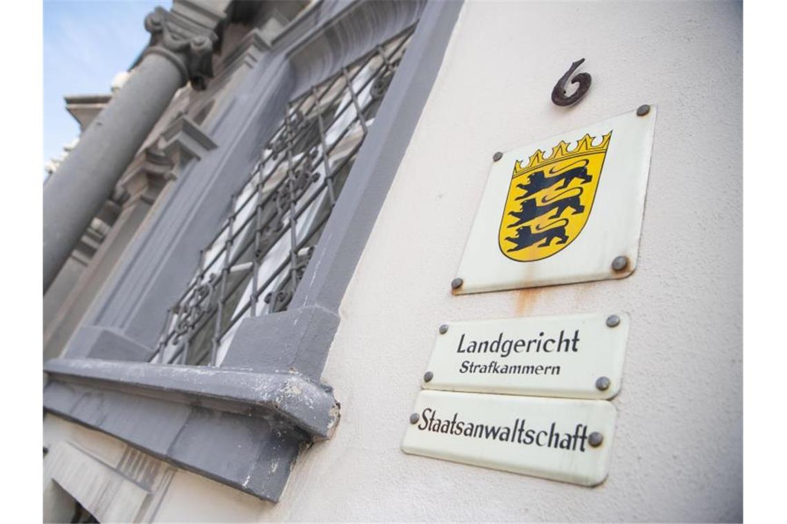 Ein Schild hängt an der Fassade des Landgerichts Ellwangen. Foto: Marijan Murat/dpa