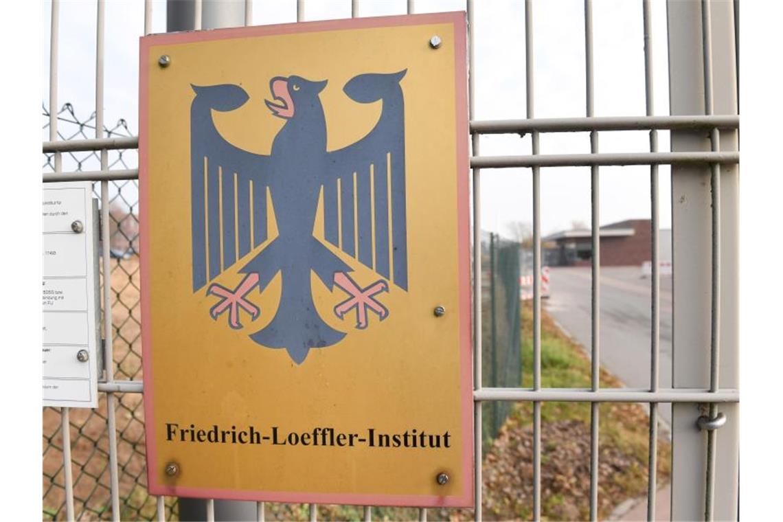 Ein Schild hängt im Eingangsbereich des Friedrich-Loeffler-Instituts (FLI) für Tiergesundheit. Foto: Stefan Sauer/dpa-Zentralbild/dpa/Archiv