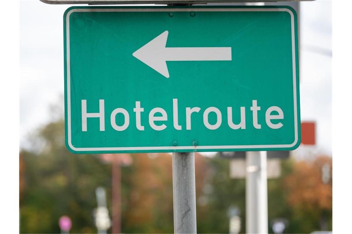 Beherbergungsverbot bereits in vier Bundesländern ausgesetzt Ein Schild in Baden-Württemberg weist auf die Hotelroute hin. Foto: Sebastian Gollnow/dpa