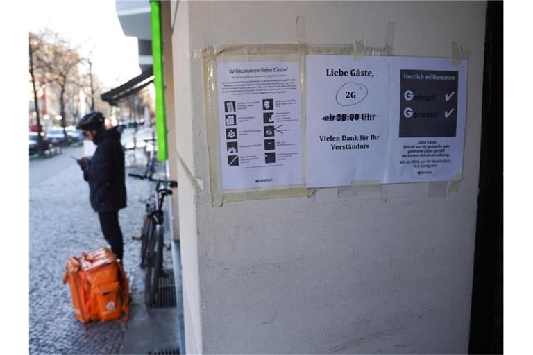 Ein Schild in Berlin weist Gäste auf die „2G“-Regel hin. Foto: Joerg Carstensen/dpa