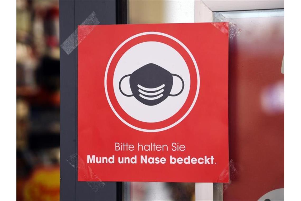 Gesundheitsminister der Länder: Maskenpflicht gilt weiter Ein Schild in Stralsund weist auf die Maskenpflicht in einem Geschäft hin. Foto: Stefan Sauer/dpa-Zentralbild/dpa