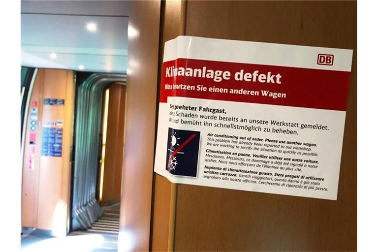 Ein Schild „Klimaanlage defekt - Bitte benutzen Sie einen anderen Wagen“ hängt in einem Wagen eines von München nach Berlin fahrenden ICE. Foto: Roland Freund