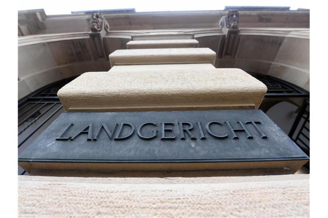 Ein Schild "Landgericht" hängt am Eingang des Gerichts. Foto: Uli Deck/Archivbild