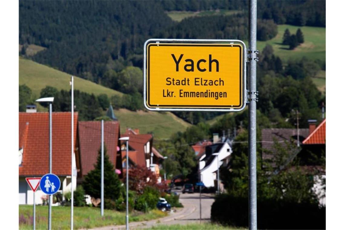 Ein Schild markiert den Ortseingang des Elzacher Ortsteils Yach. Foto: Philipp von Ditfurth/dpa/Archivbild