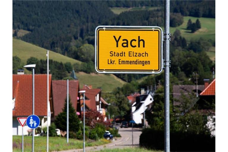 Ein Schild markiert den Ortseingang des Elzacher Ortsteils Yach. Foto: Philipp von Ditfurth/dpa/Archivbild