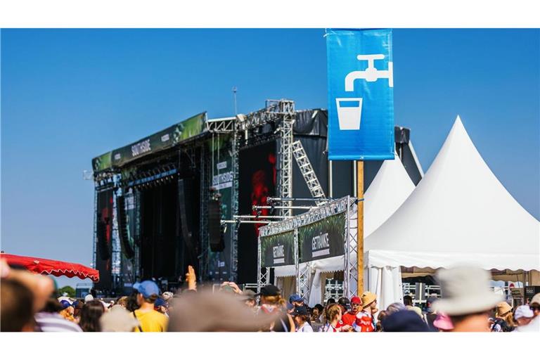 Ein Schild markiert eine Wasserausgabestelle auf dem Gelände des Southside Festival. Insgesamt werden rund 60.000 Besucher erwartet. Das Festival zählt zu den größten deutschen Open-Air-Festivals.