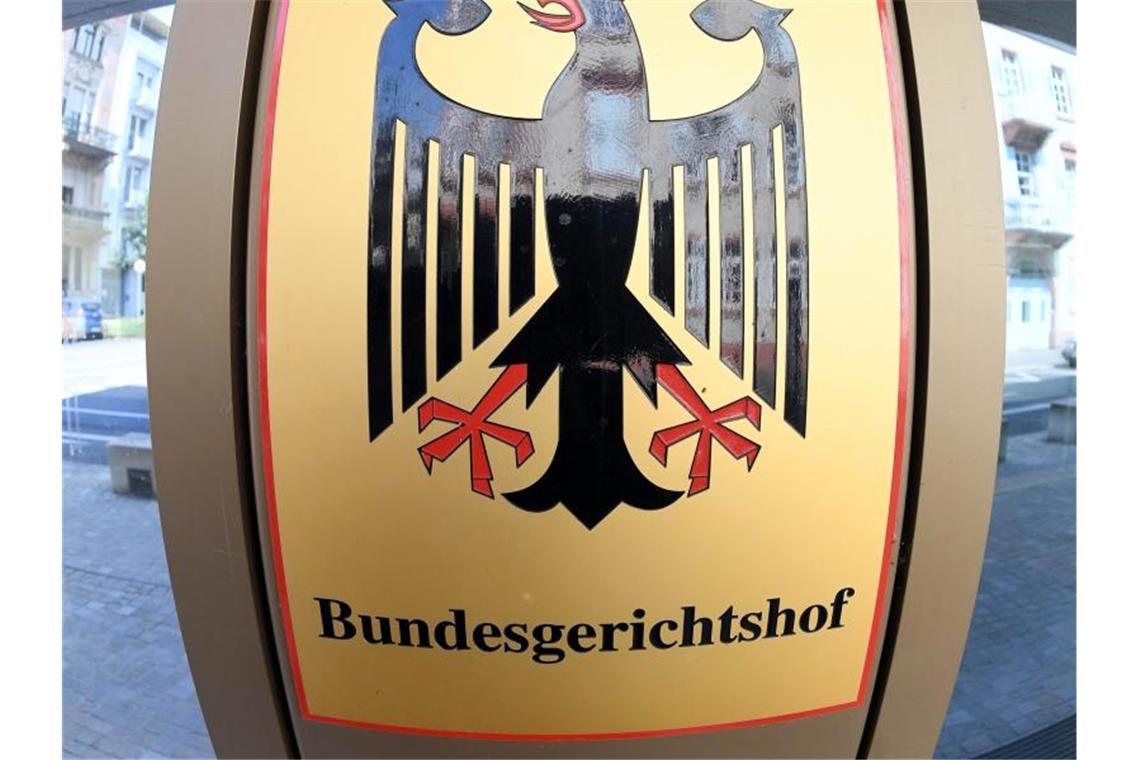 Ein Schild mit Bundesadler am BGH. Foto: Uli Deck/dpa/Symbolbild/Archiv