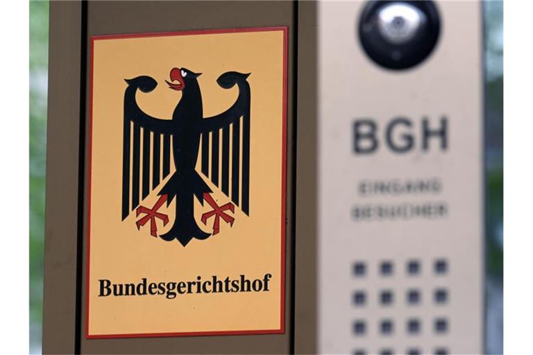 Ein Schild mit Bundesadler und dem Schriftzug Bundesgerichtshof. Foto: Uli Deck/dpa/Archivbild