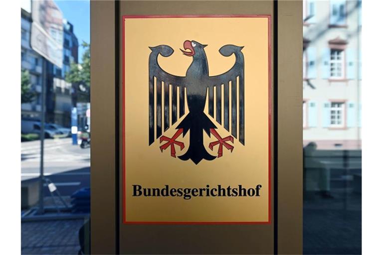 Ein Schild mit Bundesadler und Schriftzug Bundesgerichtshof, aufgenommen beim Bundesgerichtshof. Foto: Uli Deck/dpa/Archivbild