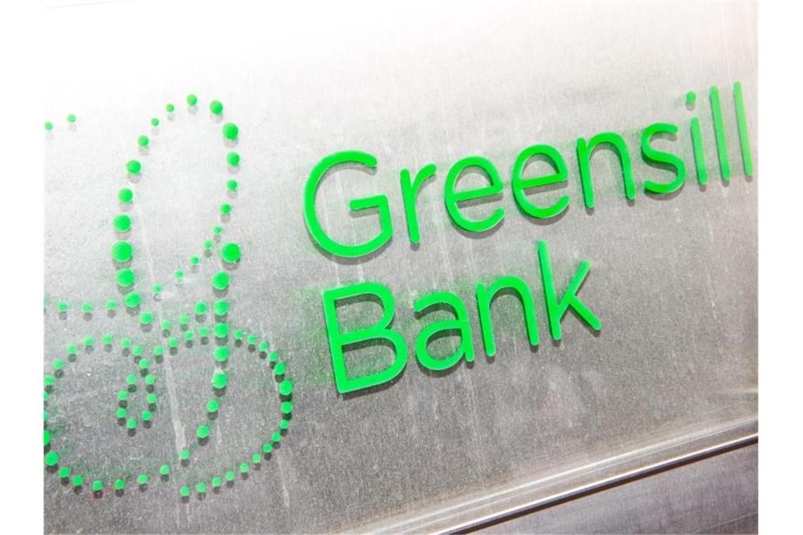 Ein Schild mit dem Firmennamen „Greensill Bank“. Foto: Sina Schuldt/dpa