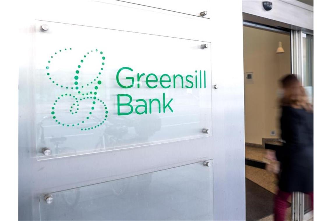 Bericht: Finanzaufsicht will gegen Greensill-Prüfer vorgehen Ein Schild mit dem Firmennamen „Greensill Bank“ hängt am Eingang der Bremer Privatbank. Foto: Sina Schuldt/dpa