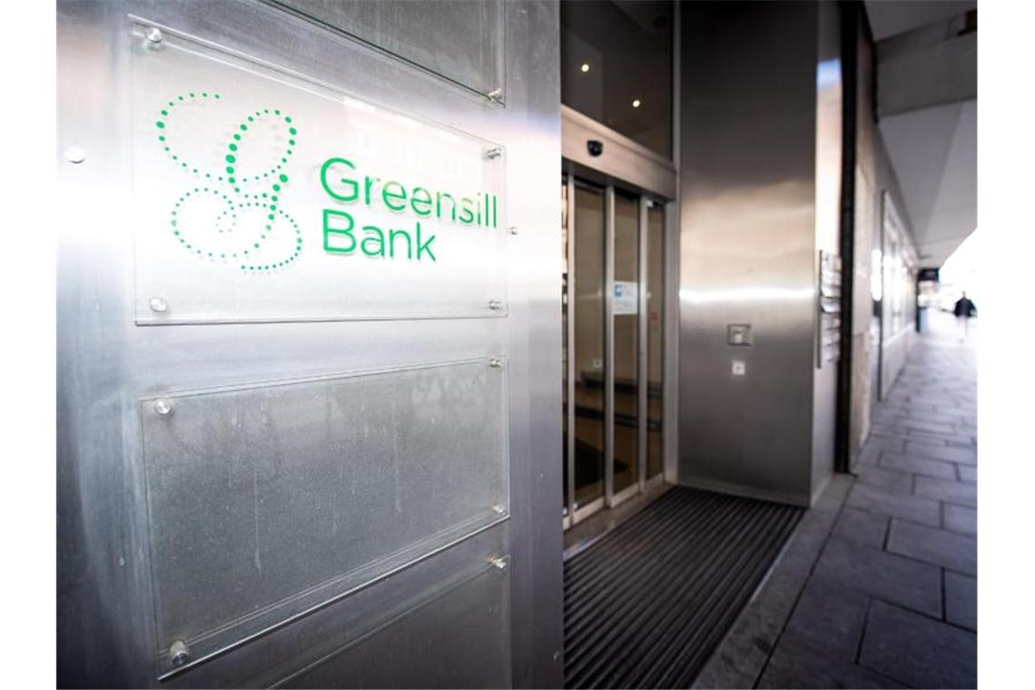 Greensill-Insolvenz: Acht Südwest-Städte melden sich zu Wort Ein Schild mit dem Firmennamen „Greensill Bank“ hängt am Eingang der Bremer Privatbank. Foto: Sina Schuldt/dpa