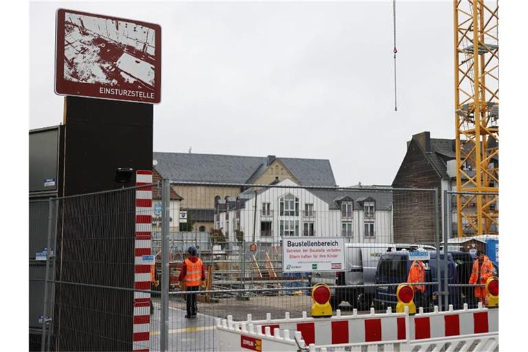 Ein Schild mit dem Hinweis auf die Einsturzstelle des Kölner Stadtarchivs hängt am Bauzaun in Köln. Foto: Oliver Berg/dpa