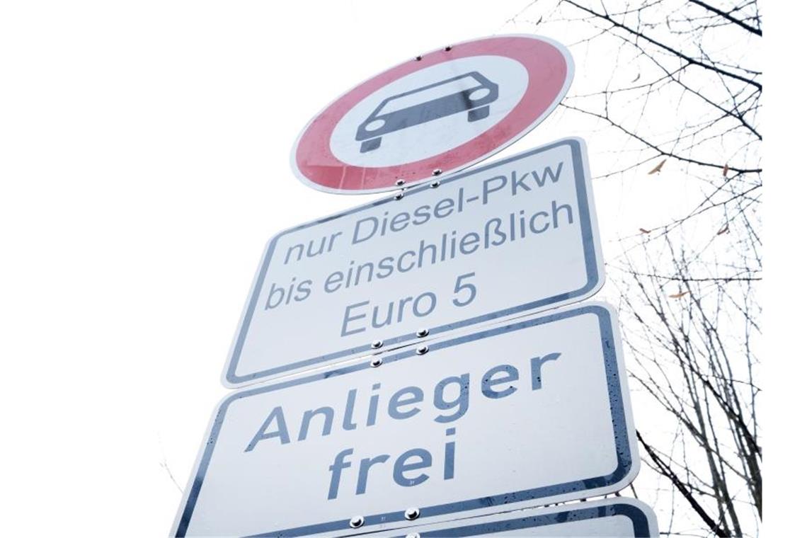 Land will Entscheidung über Fahrverbote verschieben Ein Schild mit dem Hinweis auf ein Dieselfahrverbot in Stuttgart. Foto: Bernd Weissbrod/dpa/Archivbild