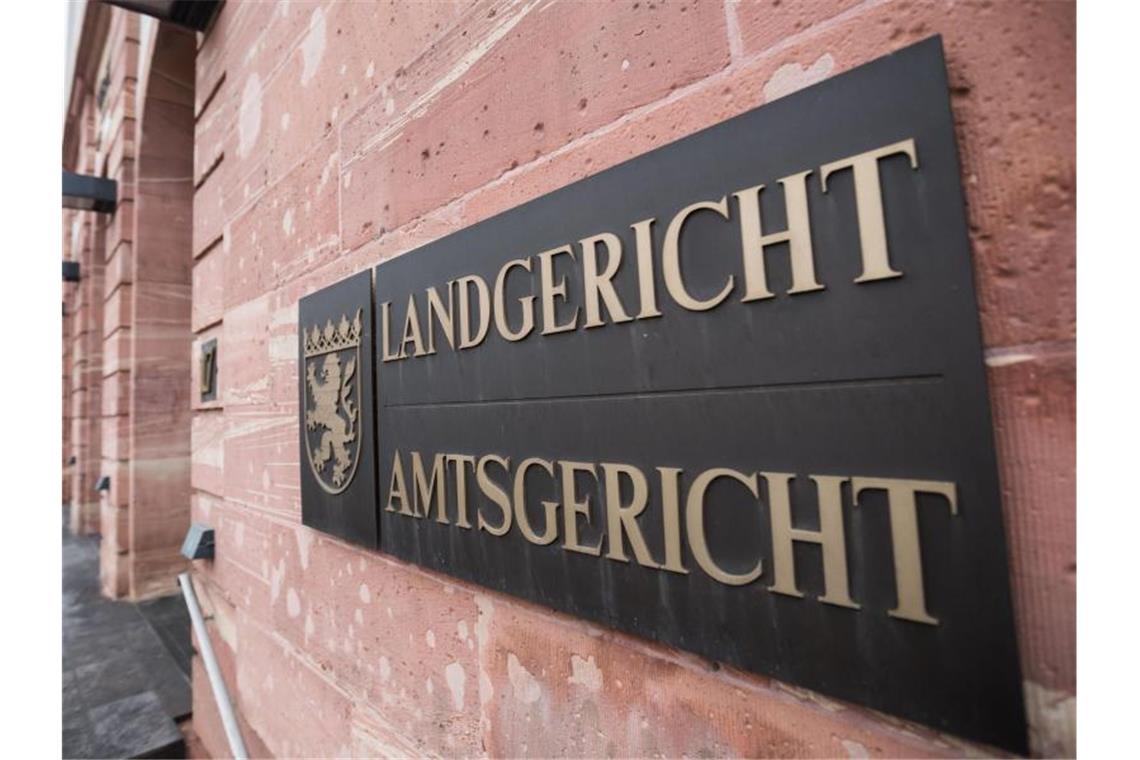 Mordprozess gegen mutmaßliche Sekten-Chefin Ein Schild mit dem Landeswappen ist am Gebäude des Land- und Amtsgerichtes befestigt. Foto: Frank Rumpenhorst/dpa