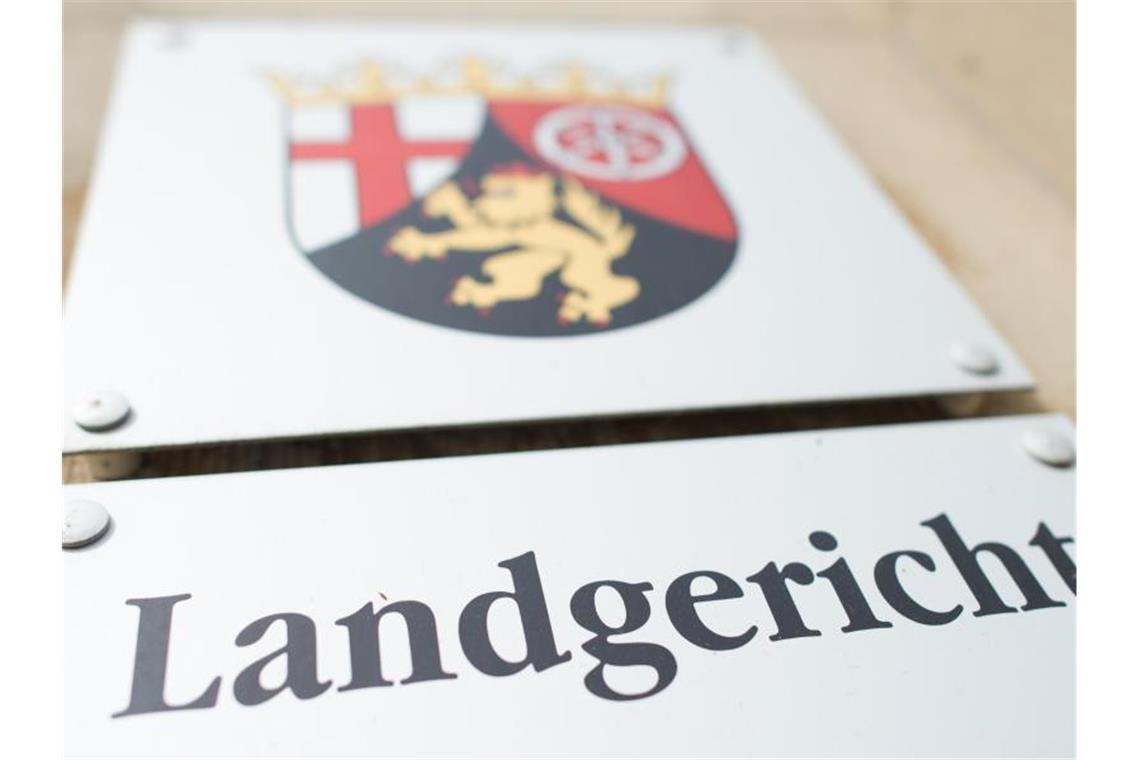 Ein Schild mit dem Landeswappen und der Aufschrift "Landgericht" hängt in Landau am Gebäude des Land- und Amtsgerichts. Foto: Uwe Anspach/dpa/Archivbild