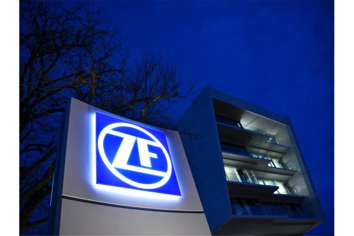 Ein Schild mit dem leuchtenden Logo des Autozulieferers ZF in Friedrichshafen. Foto: Felix Kästle/Archivbild