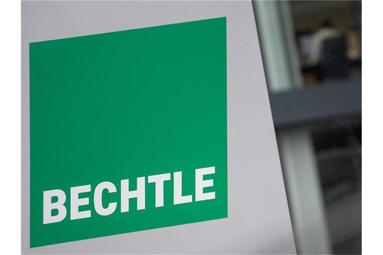 Ein Schild mit dem Logo der IT-Firma Bechtle steht vor dem Unternehmensgebäude. Foto: Sebastian Gollnow/dpa/Symbolbild