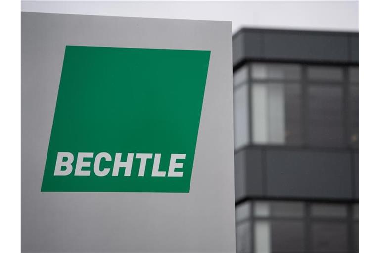 Ein Schild mit dem Logo der IT-Firma Bechtle steht vor dem Unternehmensgebäude. Foto: Sebastian Gollnow/dpa/Archivbild