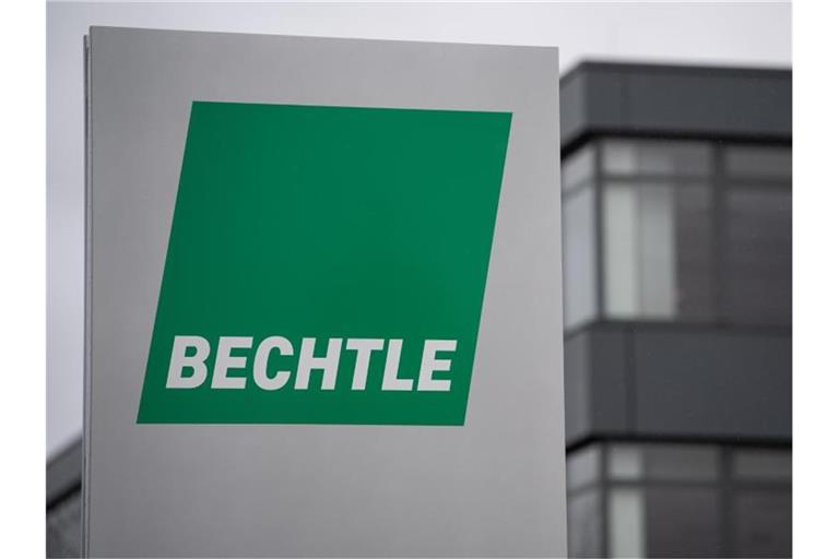 Ein Schild mit dem Logo der IT-Firma Bechtle steht vor dem Unternehmensgebäude. Foto: Sebastian Gollnow/dpa/Archivbild