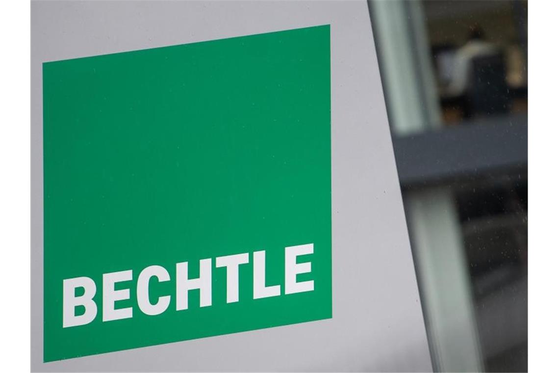Ein Schild mit dem Logo der IT-Firma Bechtle steht vor dem Unternehmensgebäude. Foto: Sebastian Gollnow/dpa/Archivbild