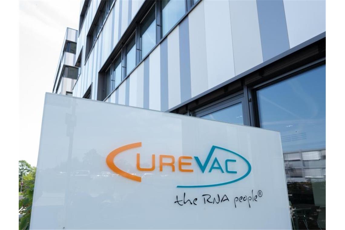 Ein Schild mit dem Logo des biopharmazeutischen Unternehmens Curevac. Foto: Bernd Weißbrod/dpa/